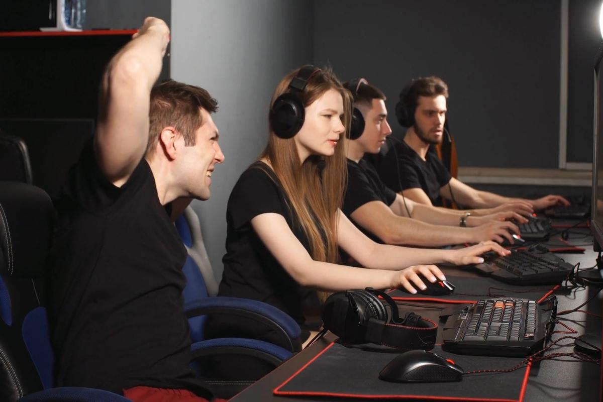 grupa ljudi na esport turniru 