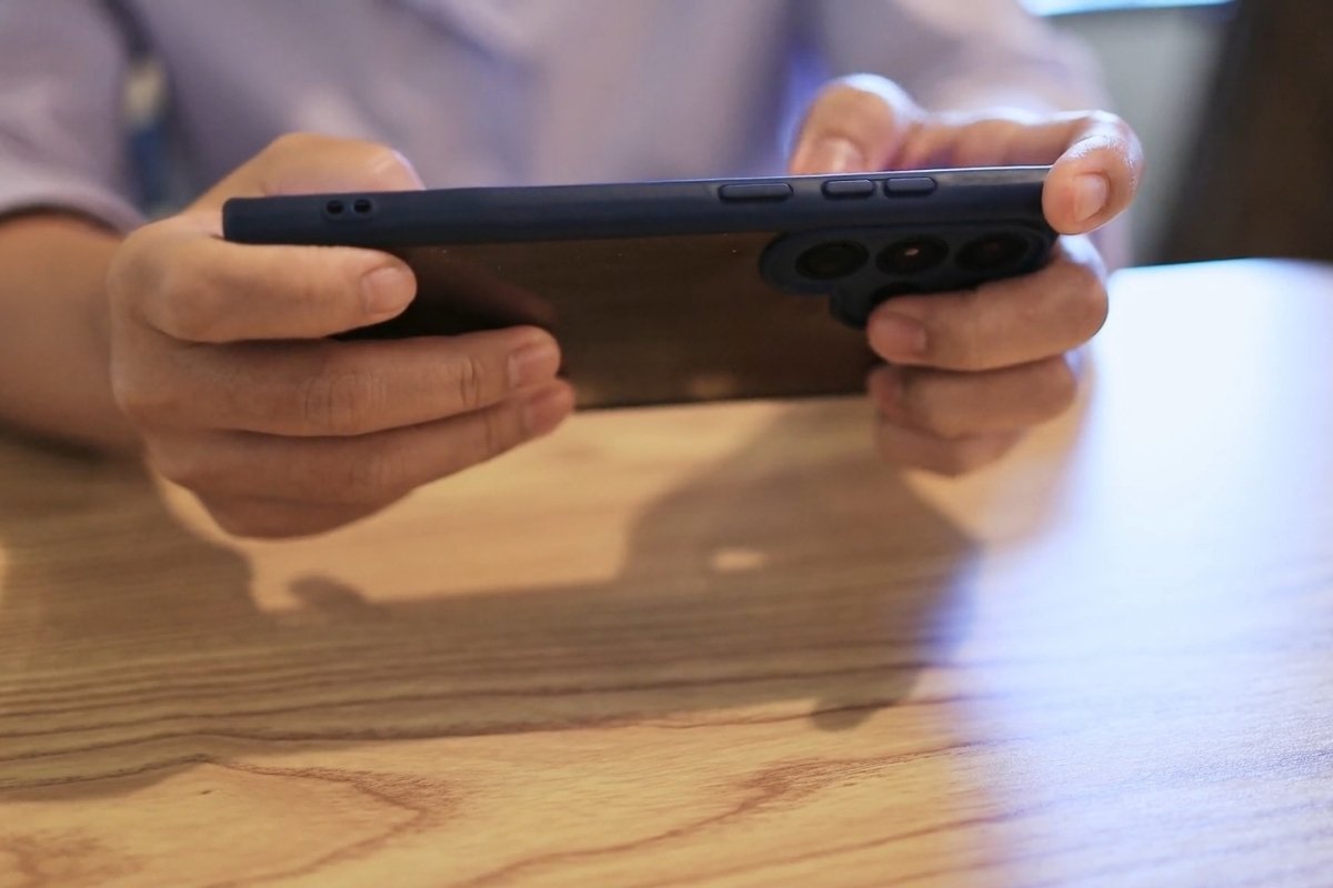 osoba igra igrice na telefonu